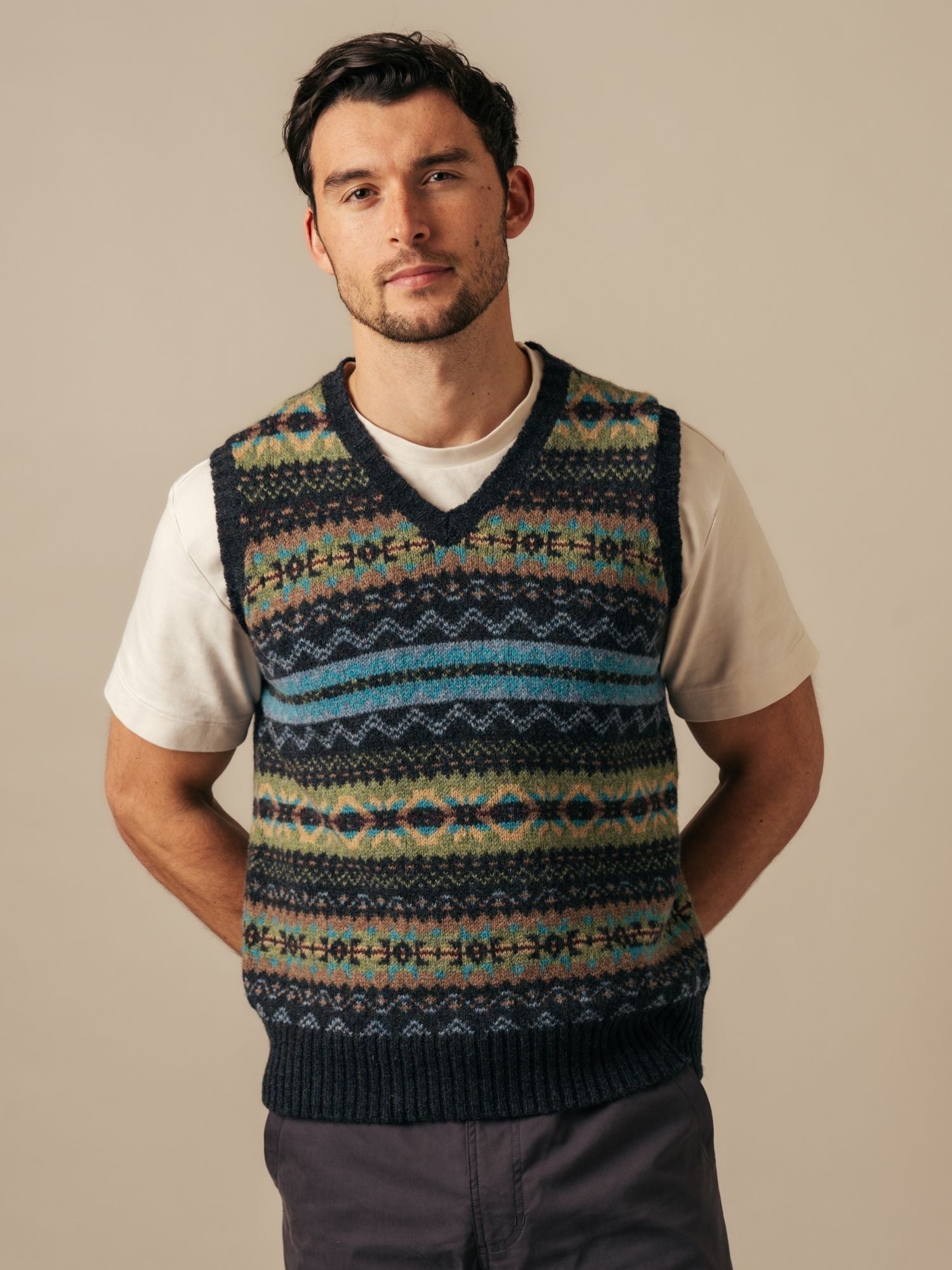 Brodie Rib Shetland Wool Fairisle Vest in Navy Gifford | ERIBÉ