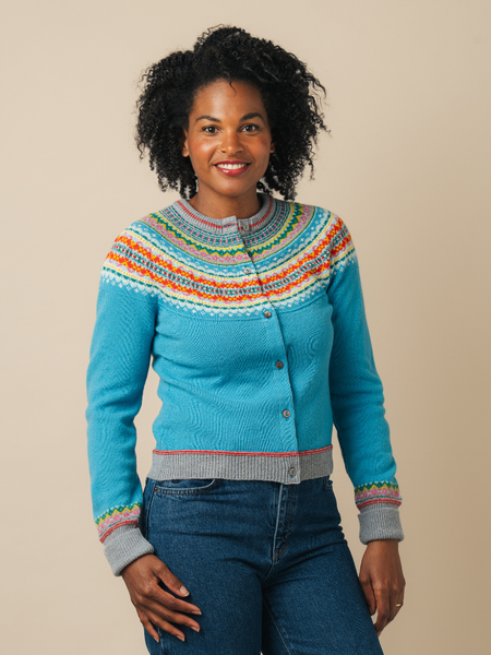 アーニーパロ SHETLAND WOOL RIB MIDDLE CARDIGAN Alpine Fairisle Detailed Merino Wool Short Cardigan in Aqua Blue