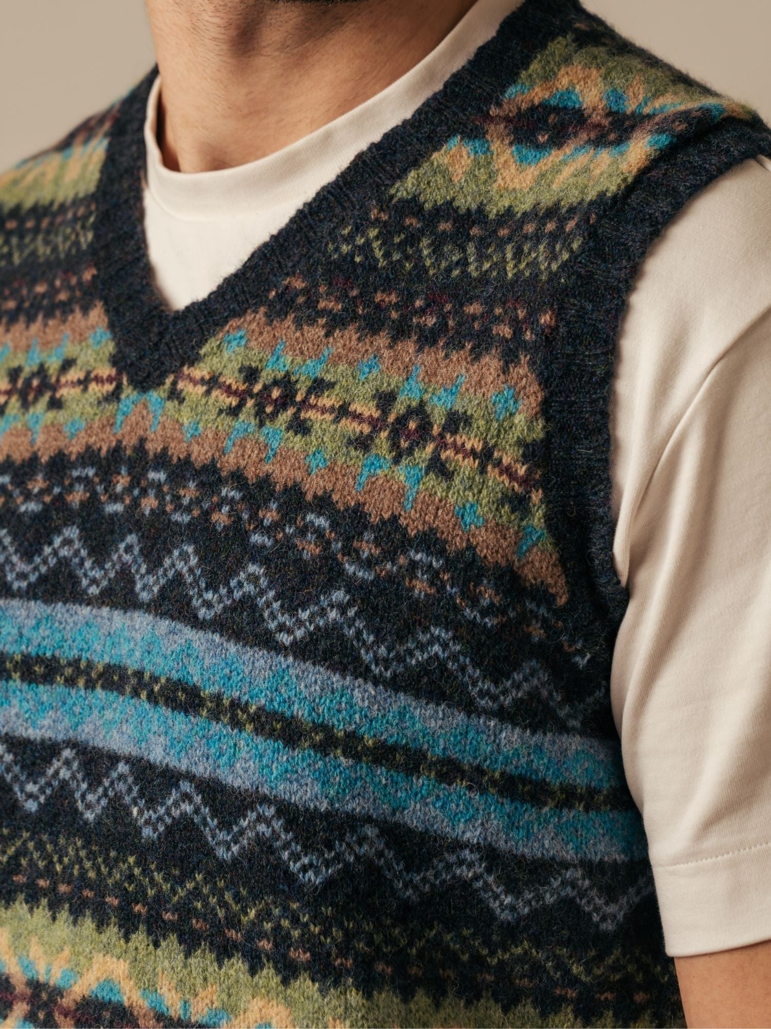 Brodie Rib Shetland Wool Fairisle Vest in Navy Gifford | ERIBÉ